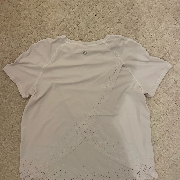 White Lululemon T shirt workout - Picture 2 of 3